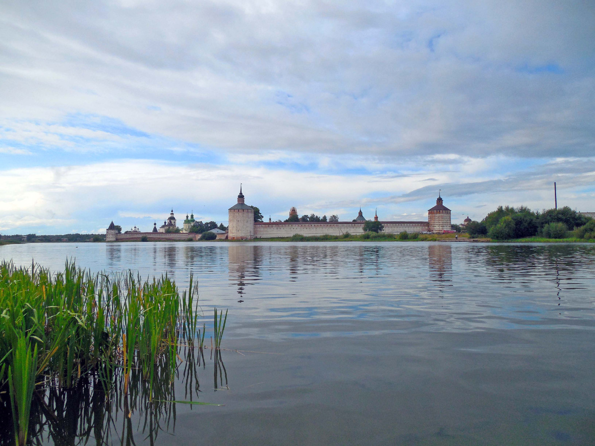 Кирилло-Белозерский монастырь. Вид со стороны Сиверского озера, авг.2015 г. Фото автора.