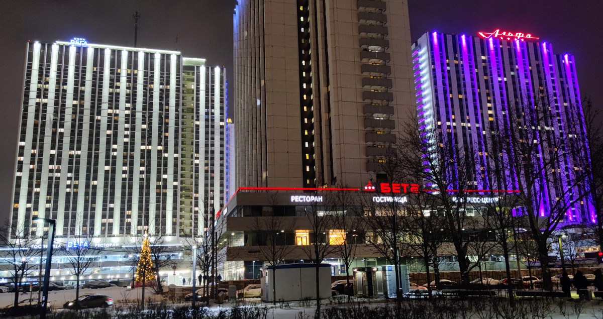 Гостиничный комплекс Измайлово. Где-то там, за огромными зданиями гостиниц, расположился небольшой и очень уютный Концертный Зал «Измайлово», куда мы сегодня приехали смотреть новогоднее представление. ЗДЕСЬ и далее фото автора и(или) из личного архива автора, если не указано иначе.