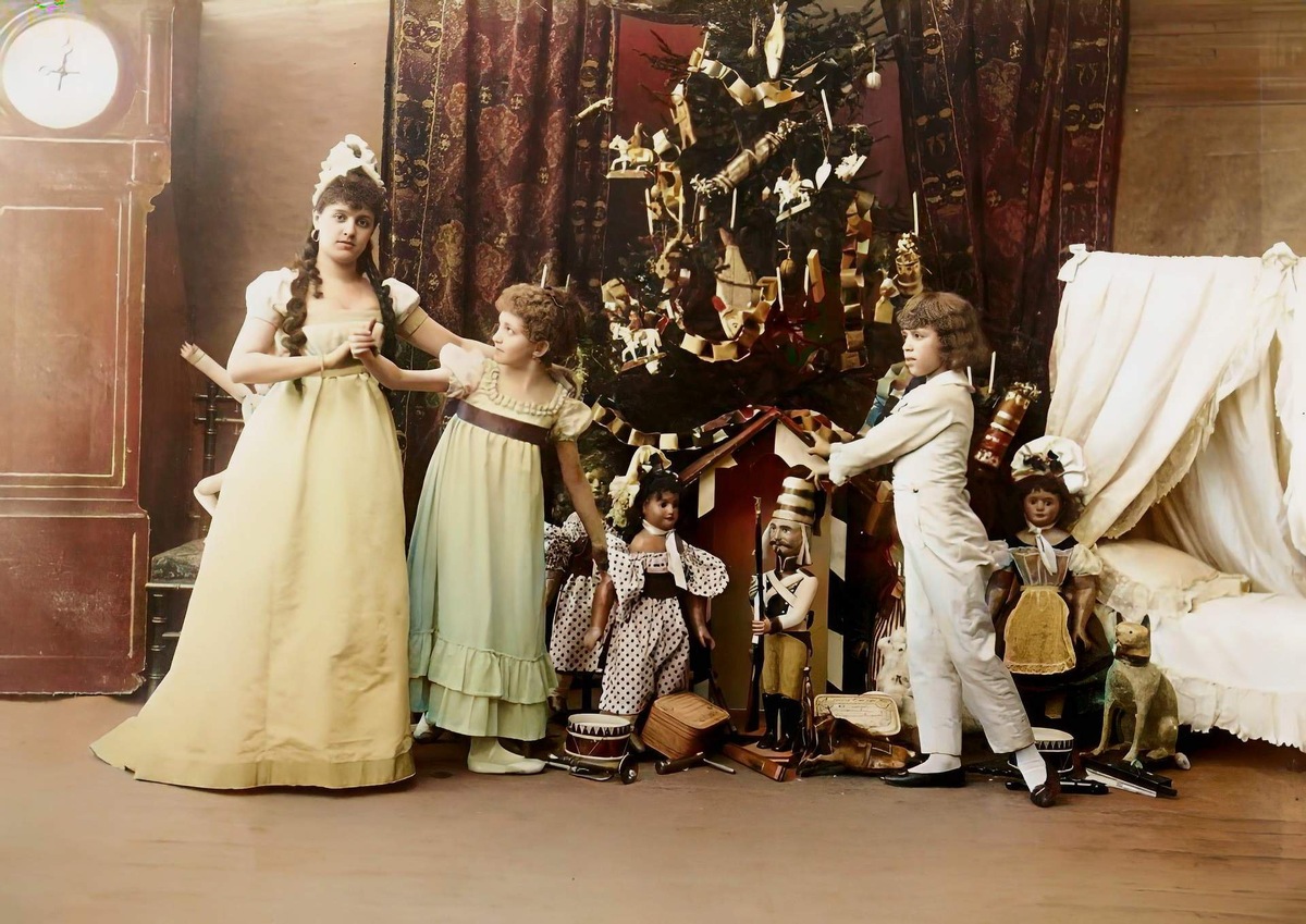 Фрагмент спектакля «Щелкунчик» в постановке Императорского Мариинского театра, 1892: Марианна — Лидия Рубцова, Клара — Станислава Белинская, Фриц — Василий Стуколкин