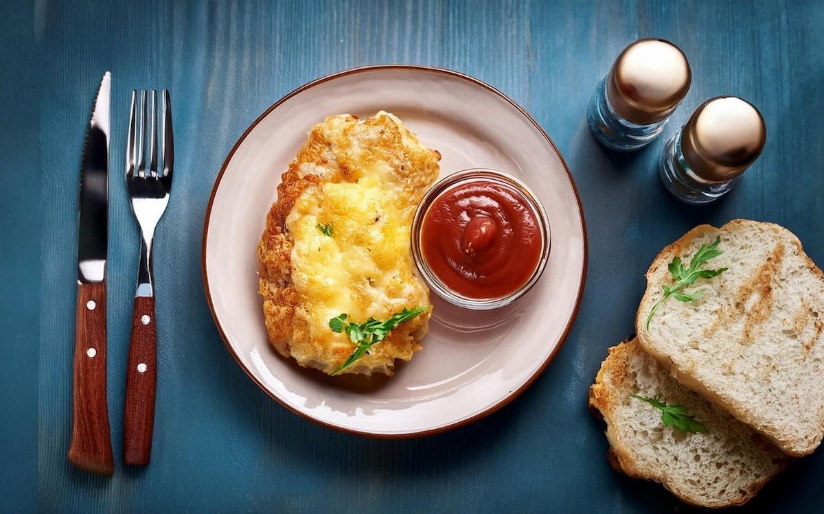 Мясо по-французски станет настоящим кулинарным шедевром: попробуйте рецепт с добавлением ананаса / Фото: Pogovorim.by