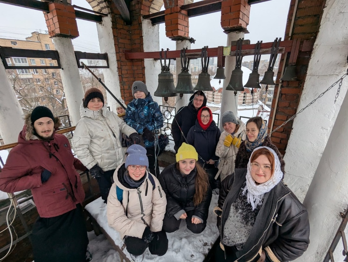 Вот они! Молодежный клуб "Свеча" (постарше, молодые люди) и мы - "Короли Нарнии" (школьники)