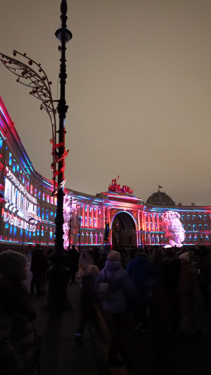 Зашли мы от Певческого моста и увидели такую картину на стенах Генштаба