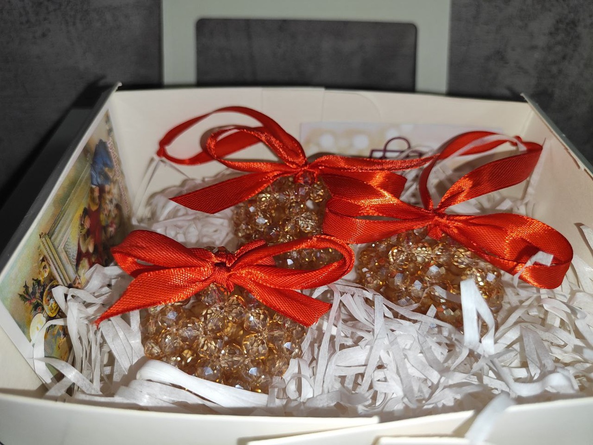 Набор из хрустальных ёлочных шаров.