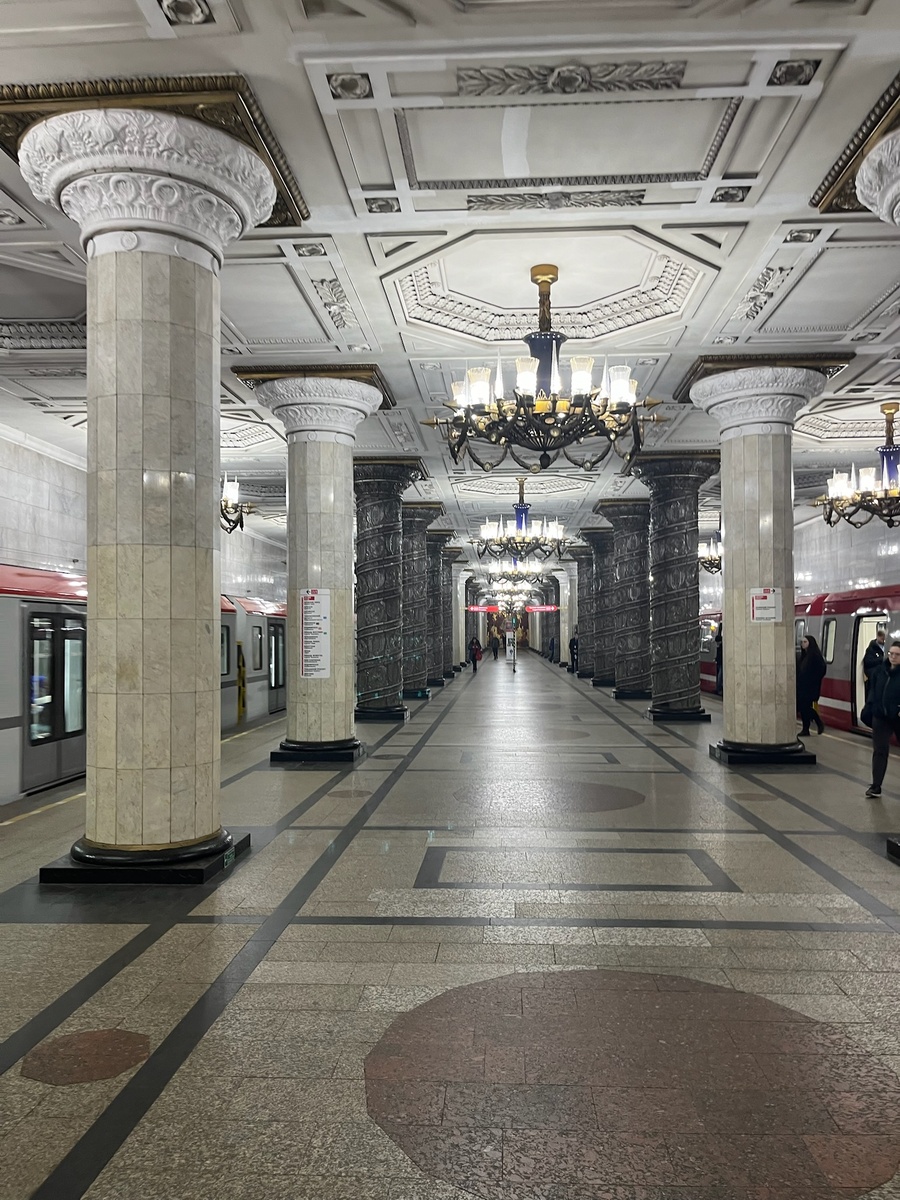 Подземный вестибюль станции метро "Автово". Фото автора.