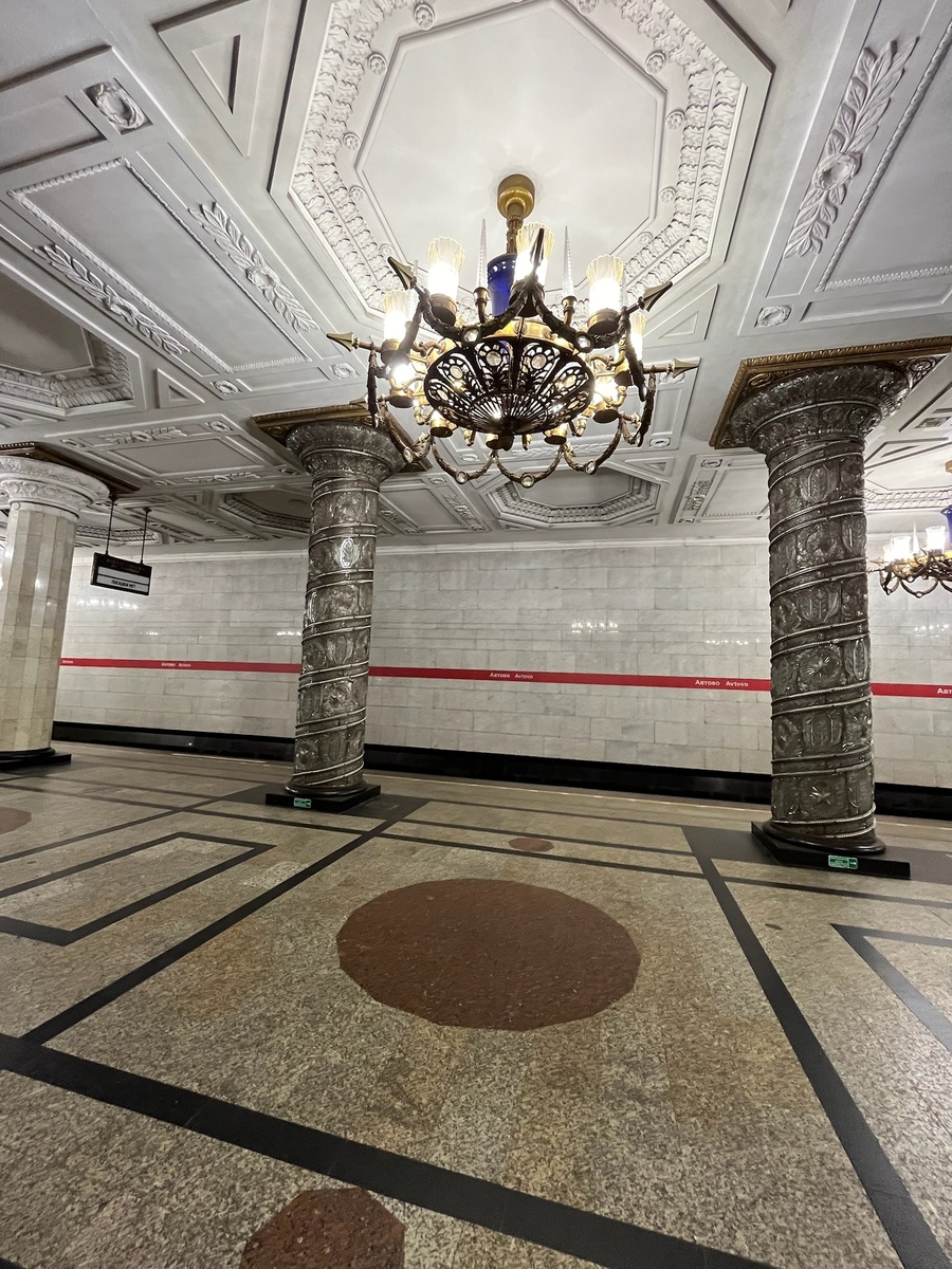Подземный вестибюль станции метро "Автово". Фото автора.