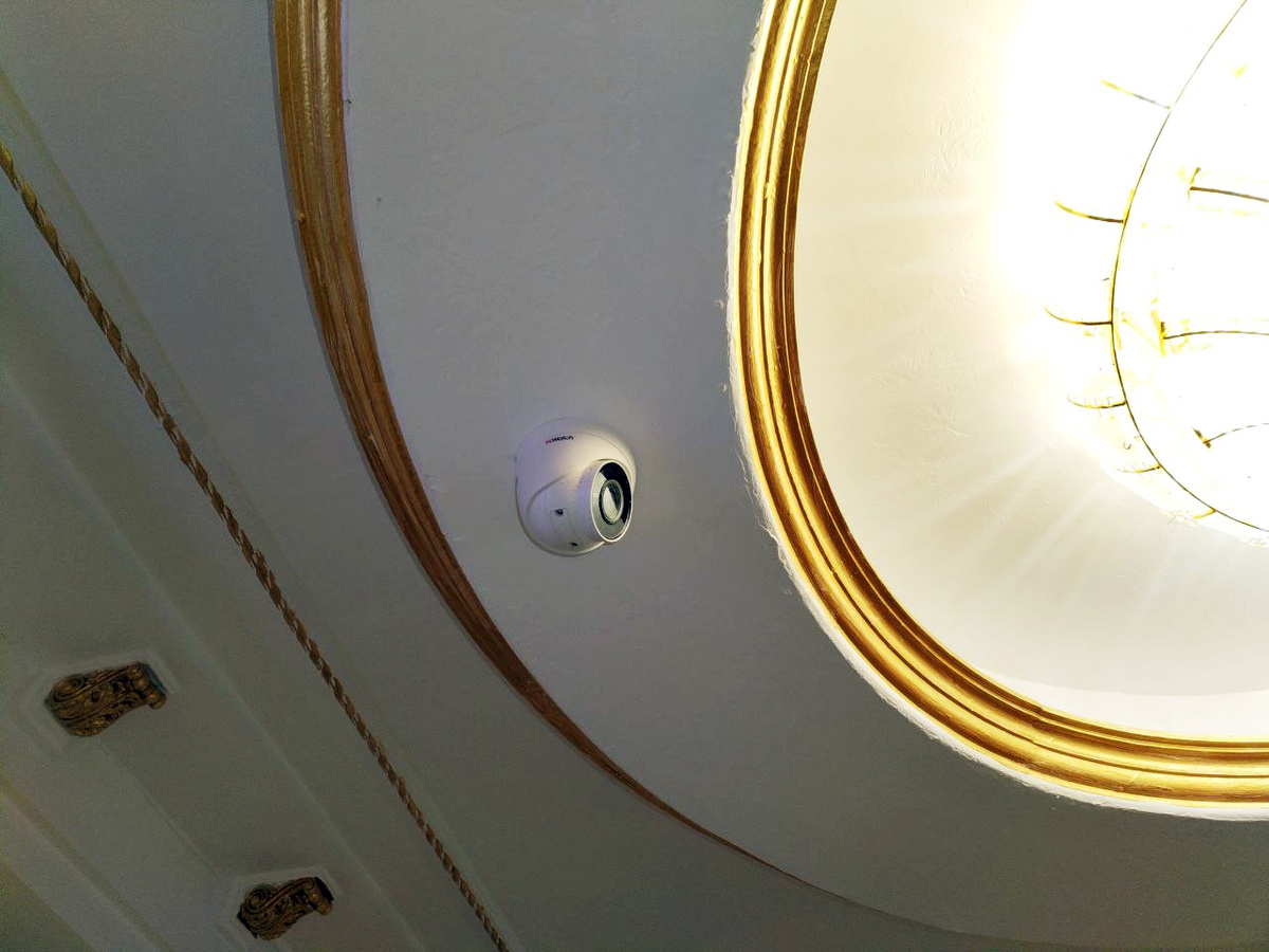 Эта та самая обычная камера от HiWatch которую вывели на один из такихмониторов