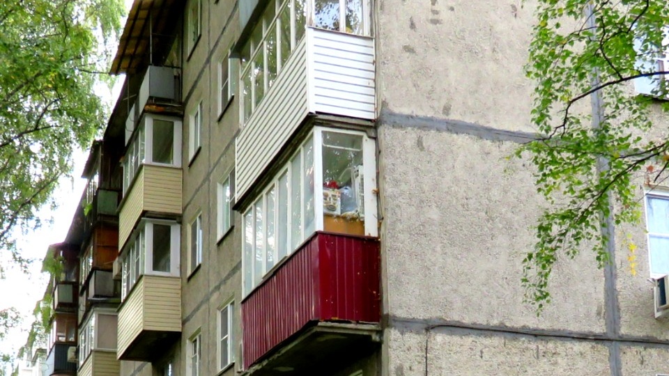 Что теперь грозит собственникам квартир за остекление балкона: новая практика судов