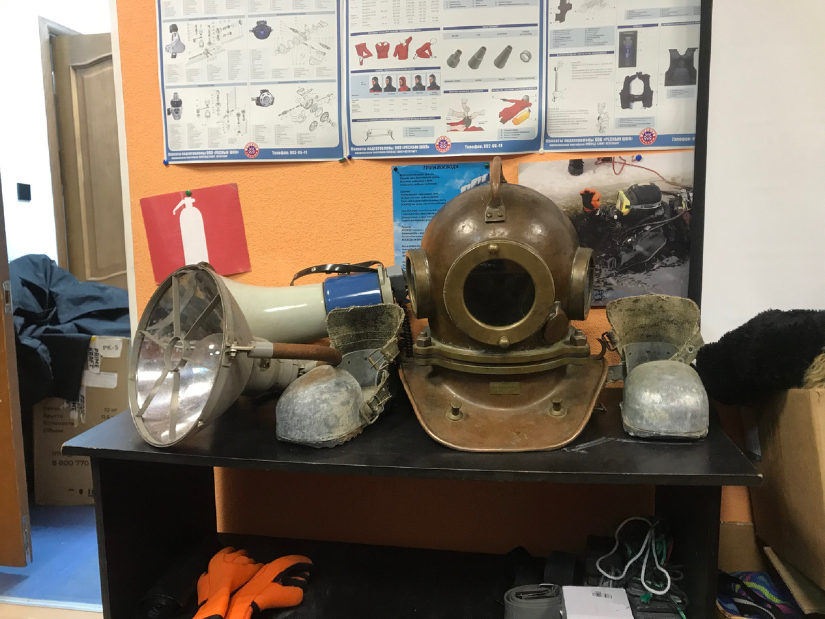 В учебном классе водолазов. Перед вами знаменитая «трехболтовка», водолазный шлем