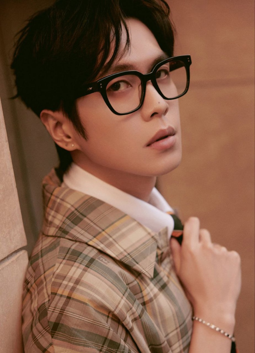 Актёр Чжан Жоюнь, 36 лет. Рост 181 см. Родной город: Пекин.