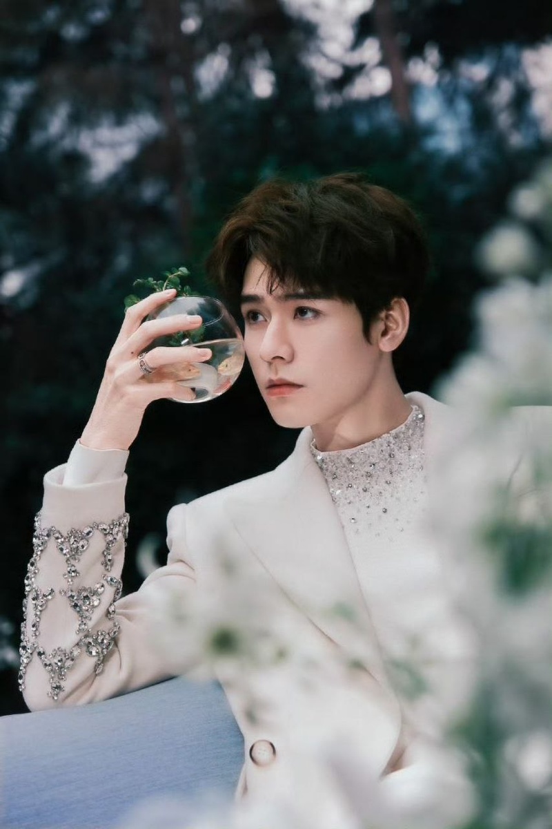 Актёр Гун Цзюнь, 32 года. Рост 186 см. Родной город: Чэнду, провинция Сычуань.