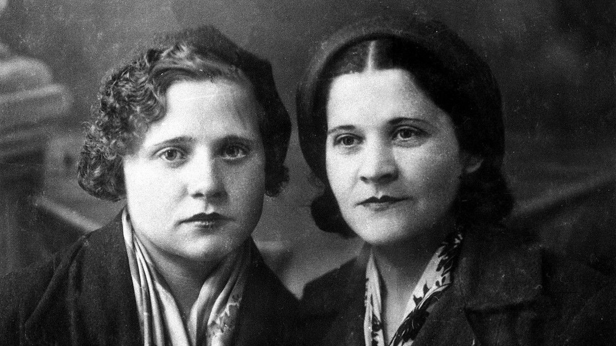 Мать Марата Казея Анна Александровна (справа) и его тетя — Лариса, май 1941