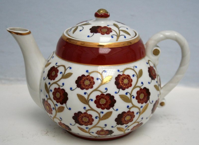 Чайник из набора "Красные цветы". 1952-1954. Областное государственное бюджетное учреждение культуры "Ульяновский областной художественный музей".  Листайте галерею вправо.