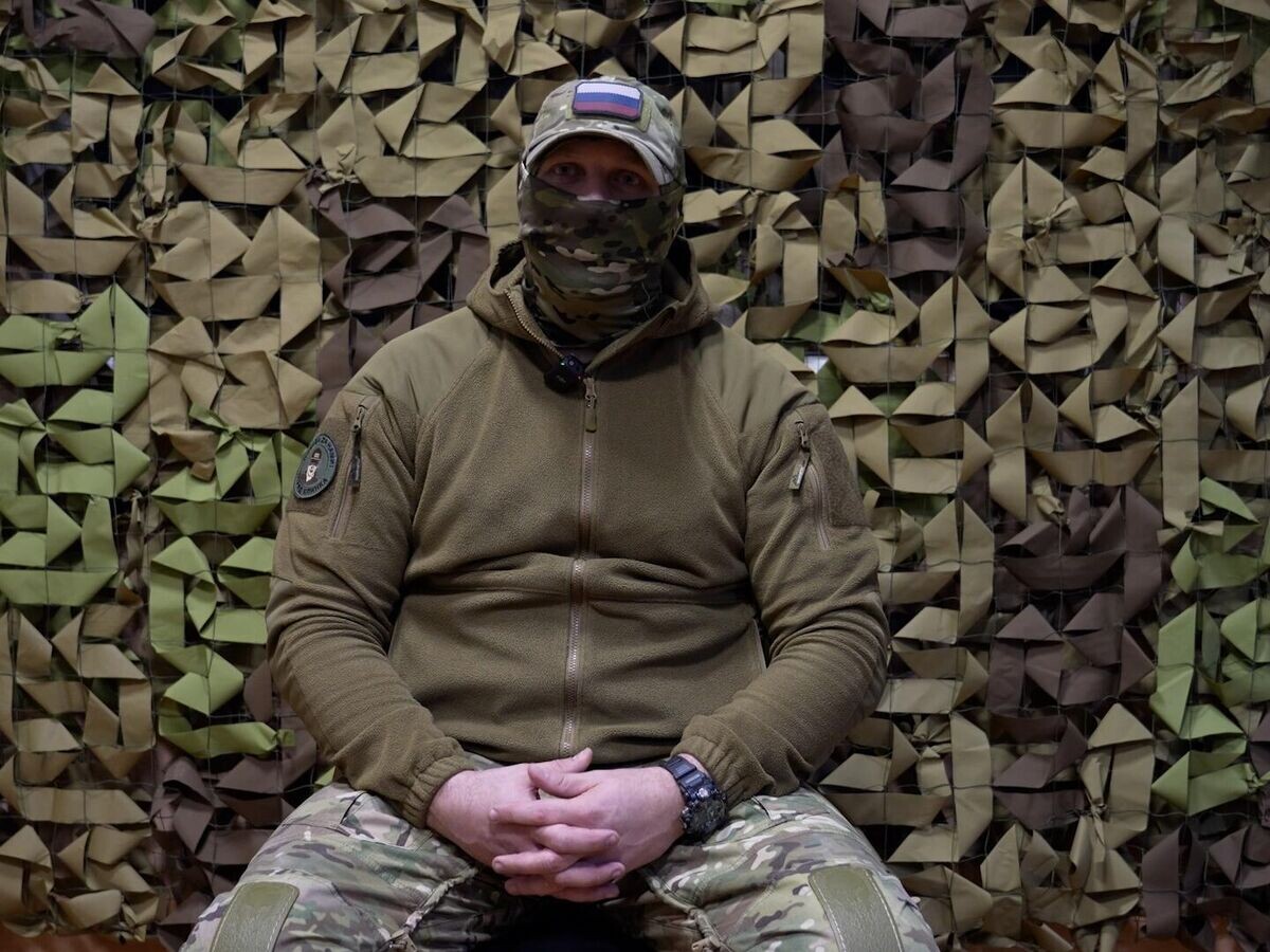    Командир батальона 102-го полка Азак рассказывает об эвакуации мирных жителей из поселка Дальнее© Мария Марикян / РИА Новости