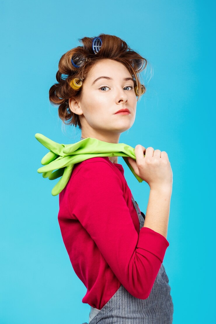 Если времени не создание причёски совсем не остаётся, то лучшие помощники в этом деле - бигуди. Вы занеимаетесь готовкой, а они - вашими волосами. Фото: ru.freepik.com