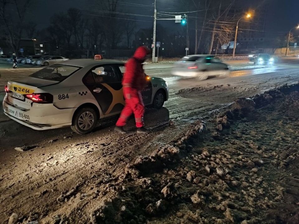    Яма по улице Советской Армии. Источник: Telegram-канал "Инцидент Барнаул"