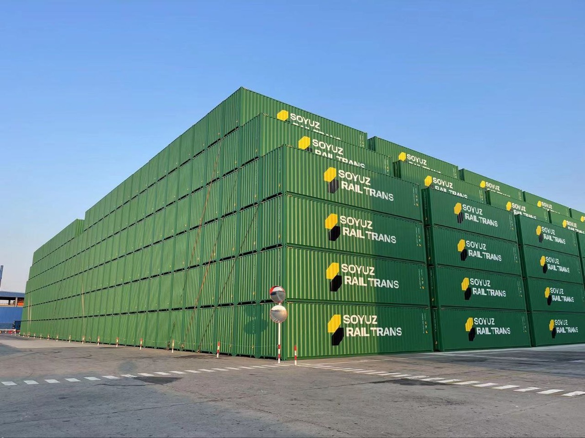 Контейнеры SOYUZ RAIL TRANS на площадке. Фото: Союз Райл Транс