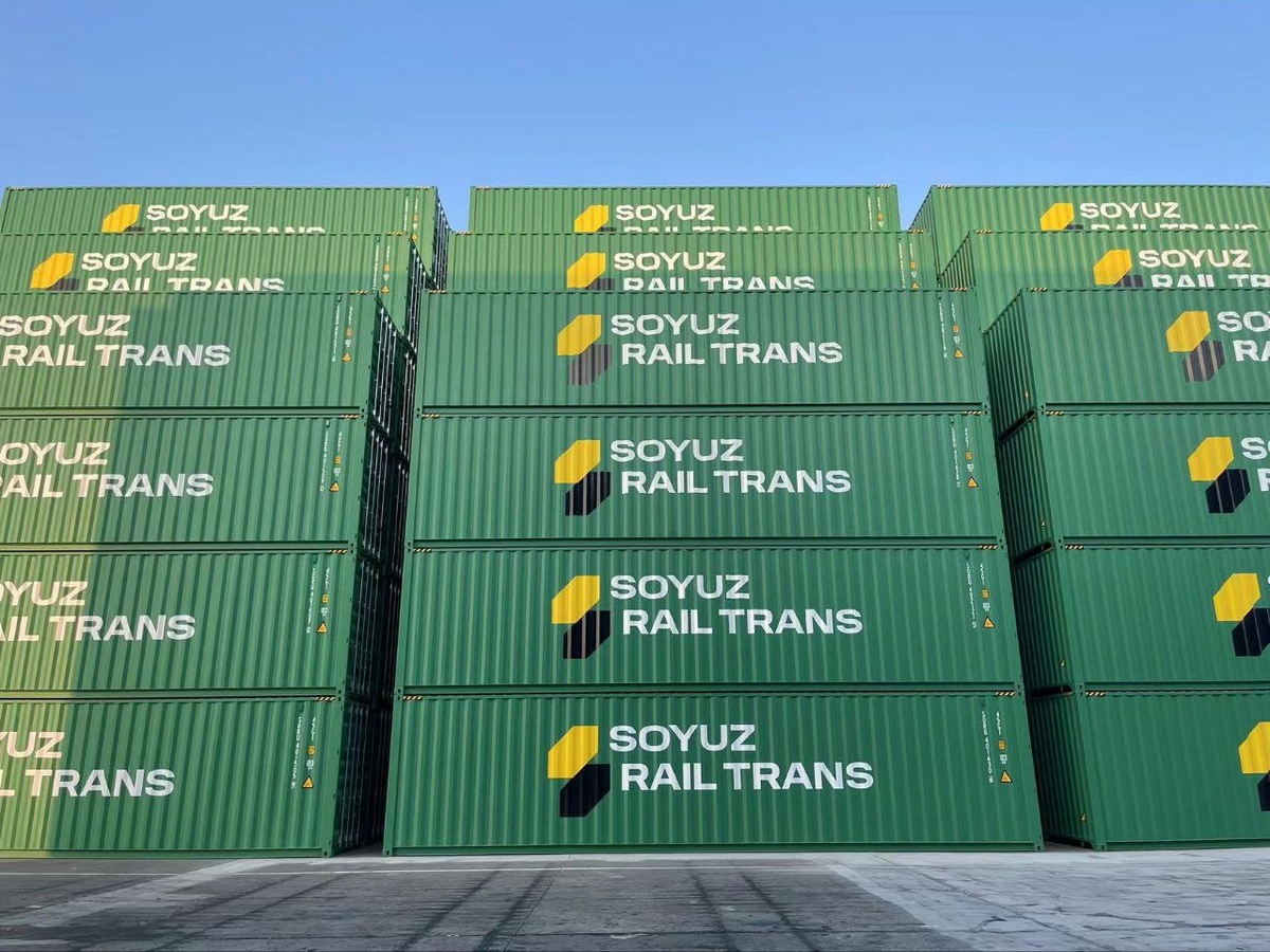Контейнеры SOYUZ RAIL TRANS на площадке. Фото: Союз Райл Транс