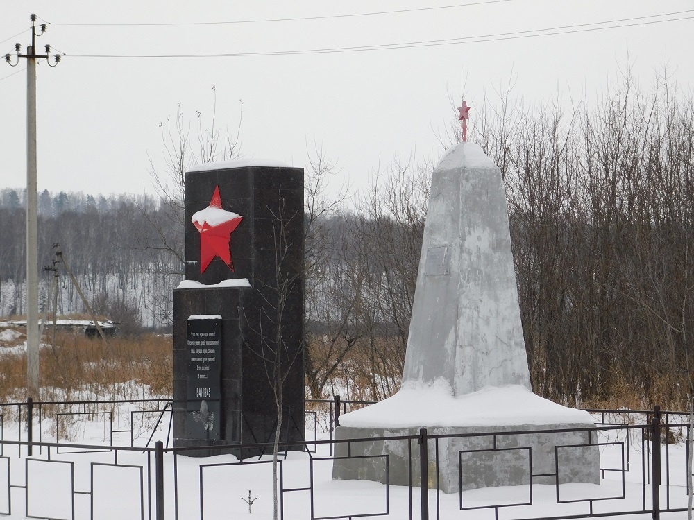    Памятники в деревне Девкино. Фото Анны Зубаревой