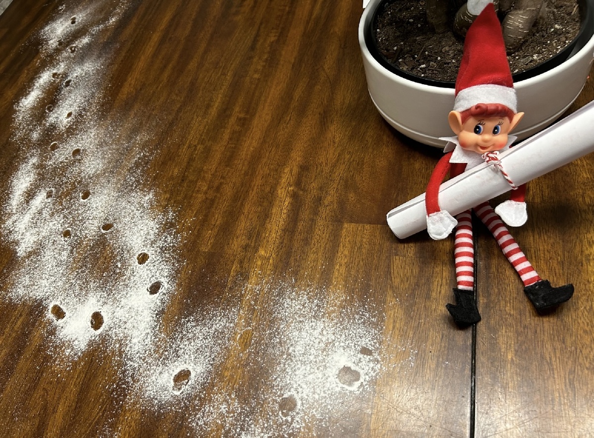 А прилетел он к нам с таким вот письмом. Еще и на столе наследил) 