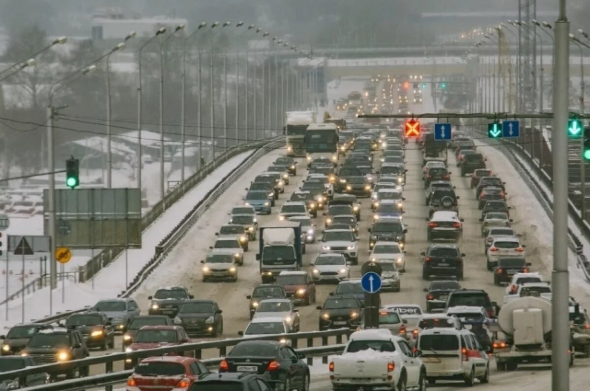    Жители Уфы новую неделю начали в восьмибалльных пробках
