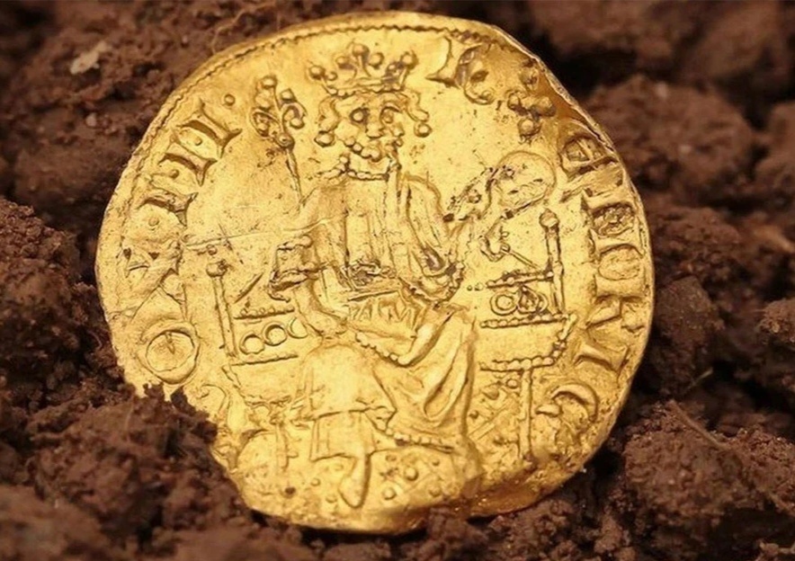 Один из примеров находок найденных на территории Великобритании. Если б не закон принятый в этой стране, то  эту монету может быть никогда б и не нашли. Или бы ушла б на черный рынок.