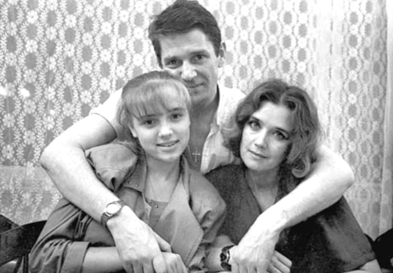 на фото Александр Абдулов, Ирина Алферова и ее дочь от первого брака Ксения