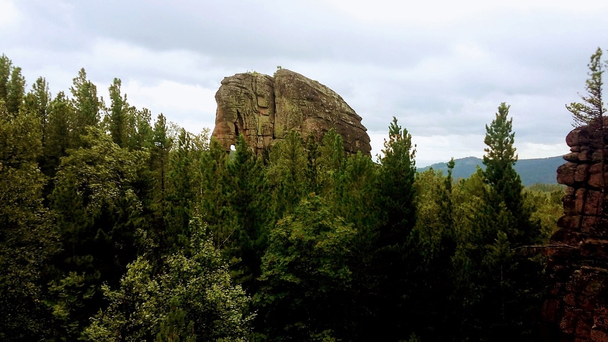 Скала «Мамонт» привлекает вниманиетуристов и исследователей.