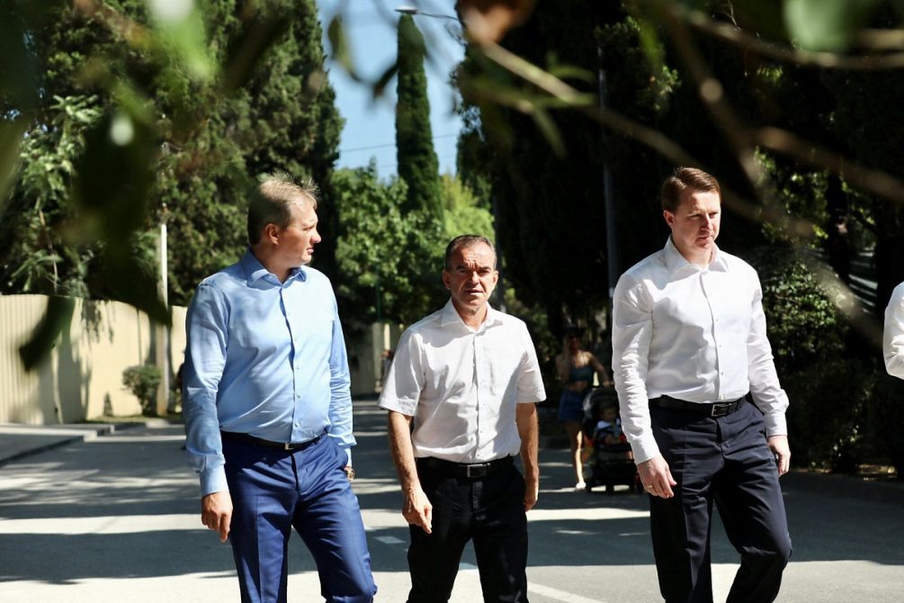    Павел Невзоров (слева), губернатор Вениамин Кондратьев и бывший мэр Сочи Алексей Копайгородский.