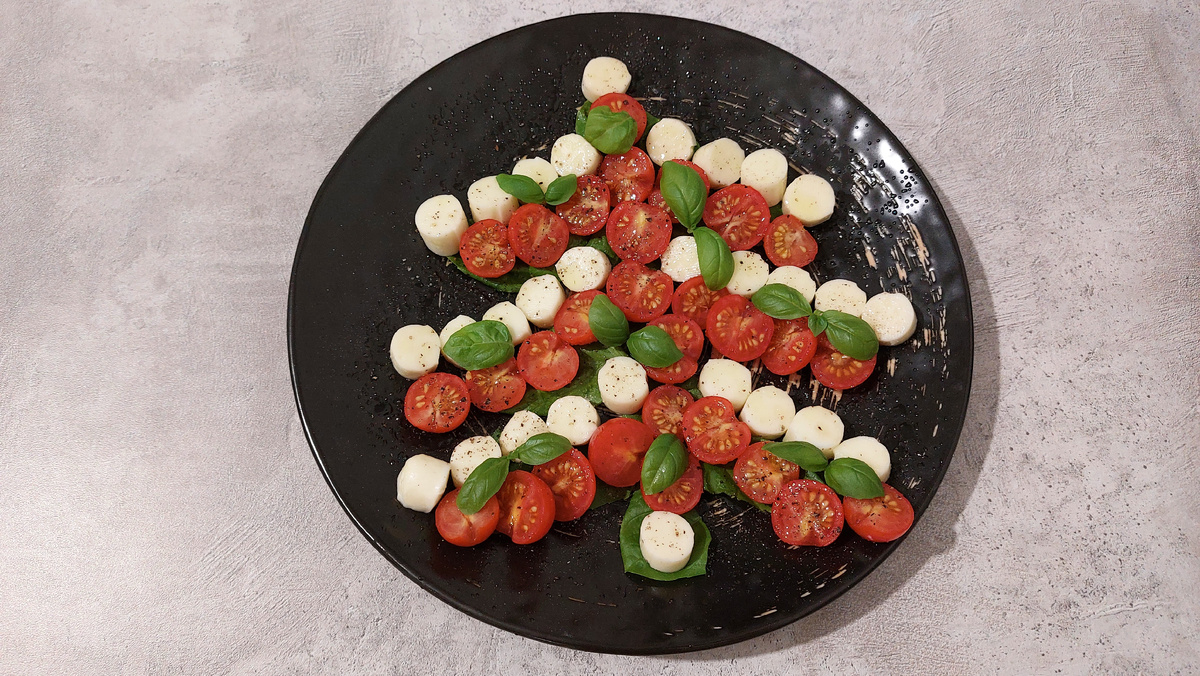 Салат а-ля Капрезе