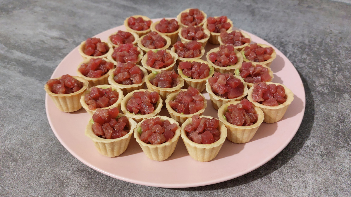 Тарталетки с авокадо и тунцом