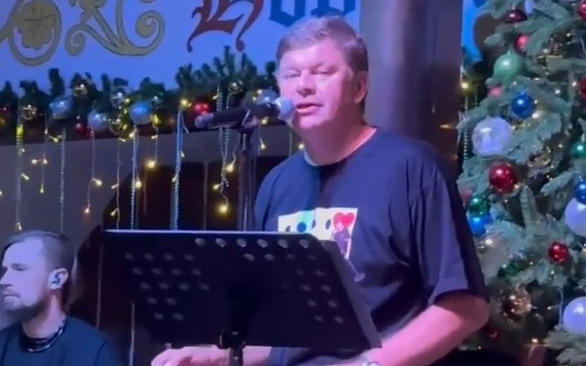    Видеофакт: спортивный комментатор Дмитрий Губерниев спел в одном из ресторанов Ижевска