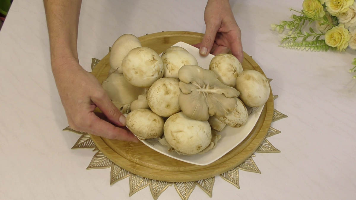            ✅ СПИСОК ИНГРЕДИЕНТОВ:😋Ингредиенты самые простые 👌 
лаваш 2 шт.
фарш 300 гр.
грибы 500 гр.
лук 2 шт.
сыр 100 гр.
масло слив.50 гр.
свежая зелень укропа петрушки
*** Время выпечки и температура зависят от  особенностей духовки.