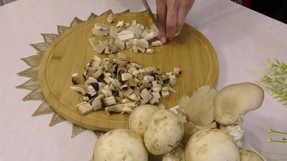 грибы нарезаем на кусочки