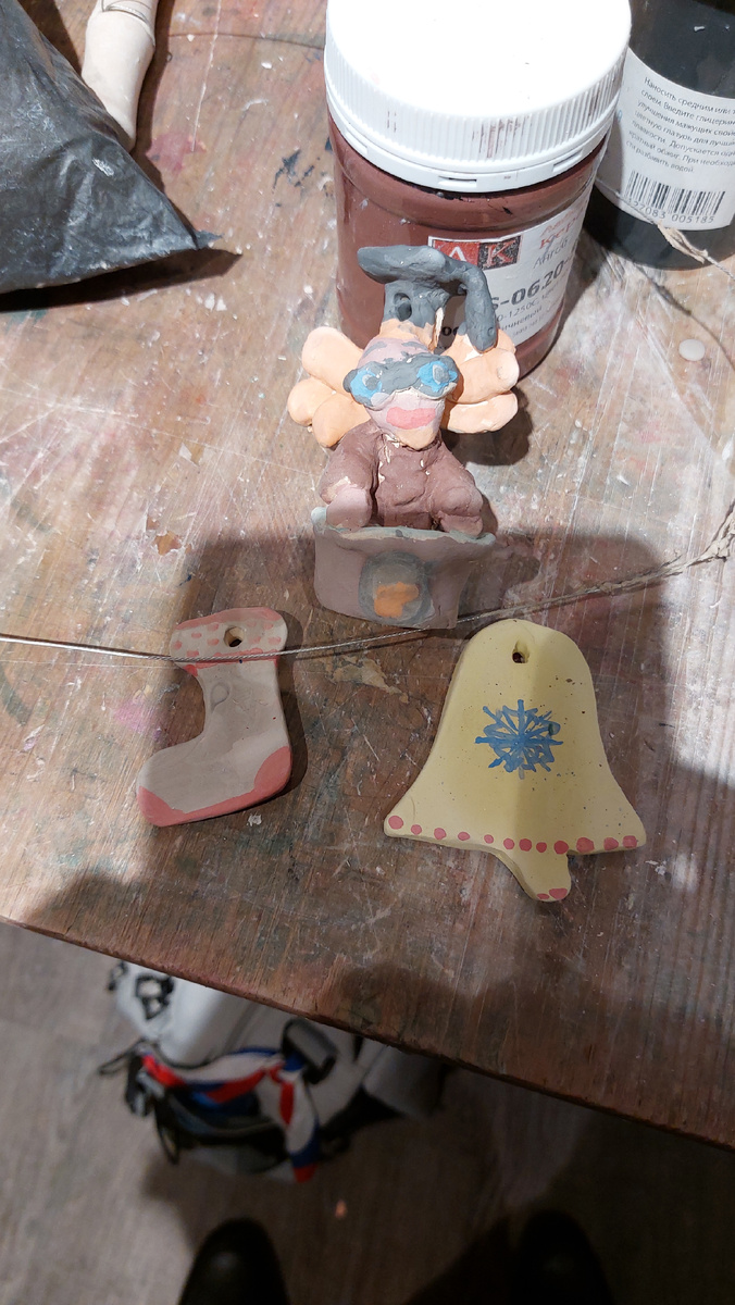 Я не знаю, что это за персонаж в шапке с кисточкой. И не думаю что ПЕКС или АДК помогли бы мне выяснить кто это. Остается ждать, когда он сможет написать кто это.