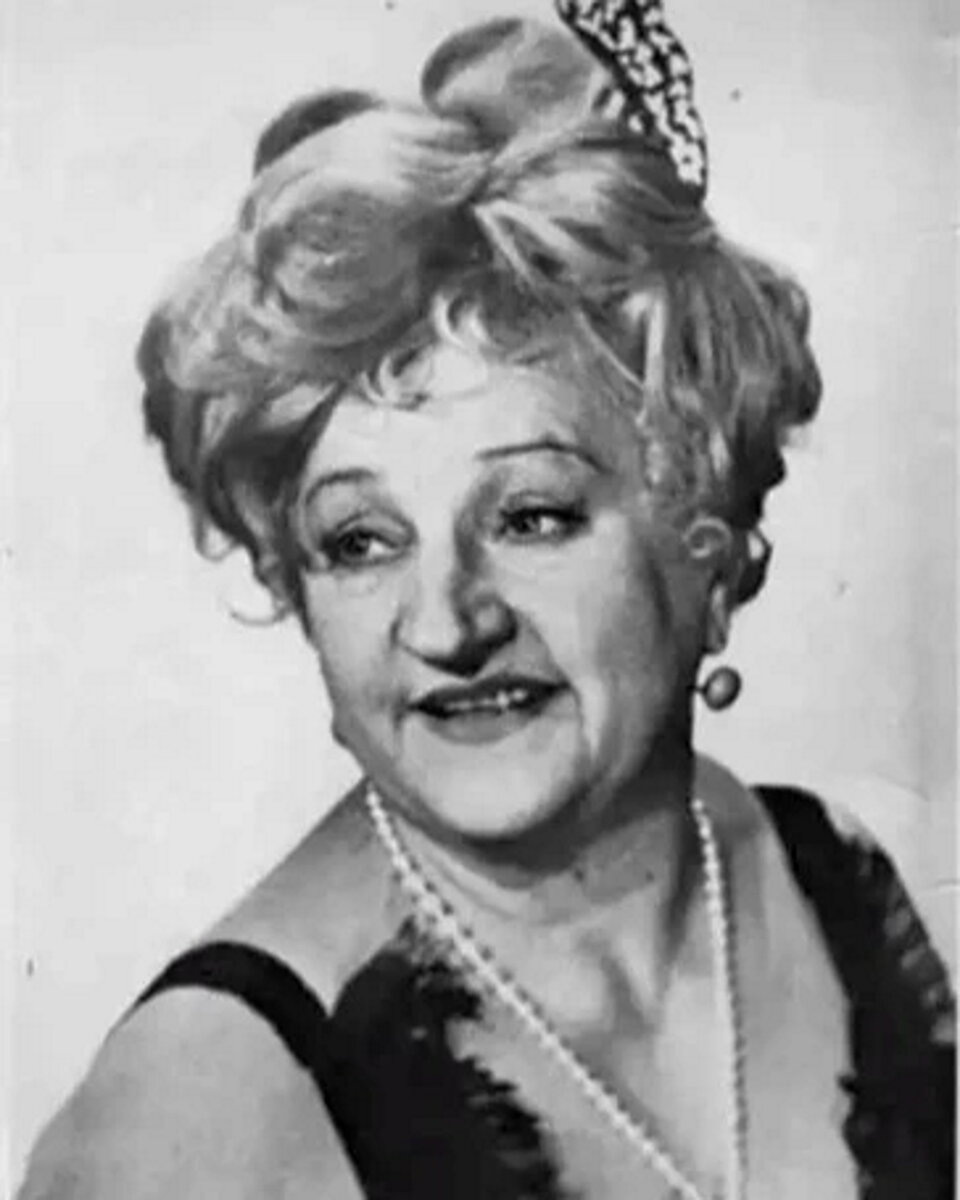 Гликерия Васильевна Богданова-Чеснокова -советская русская актриса театра и кино, звезда театра музыкальной комедии. Народная артистка РСФСР (1970).
Родилась 13 (26) мая 1904 года в Санкт-Петербурге. С 1946 года — актриса Ленинградского государственного театра музыкальной комедии.