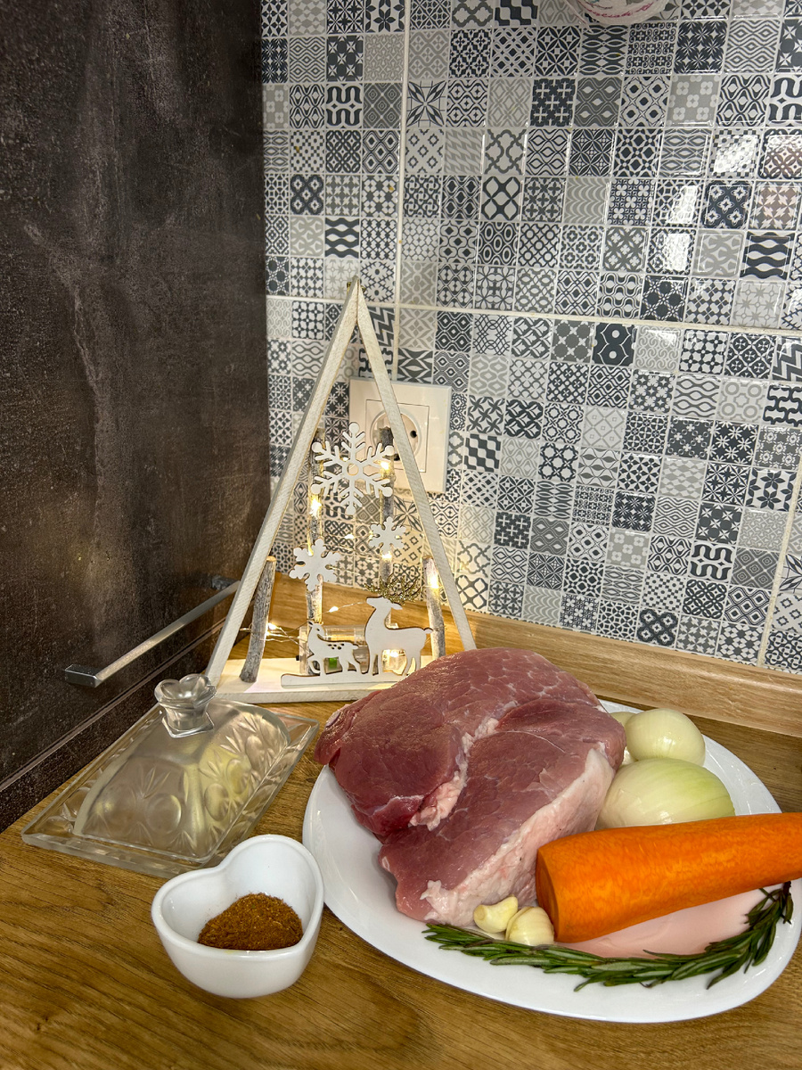 Мясо хорошо промыть и обсушить бумажными полотенцами. Морковь, лук, чеснок очистить от кожуры. Лук разрежьте на пополам, морковь -крупными кружками толщиной 1 см, зубчики чеснока оставляем целыми