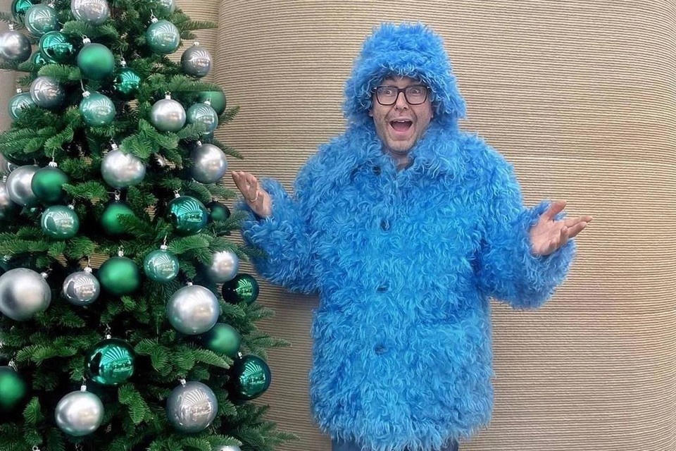    Андрей Малахов купил в коллекцию очень дорогую елку из бронзы и нарядил с сыном обычную пушистую Личная страница героя публикации в соцсети