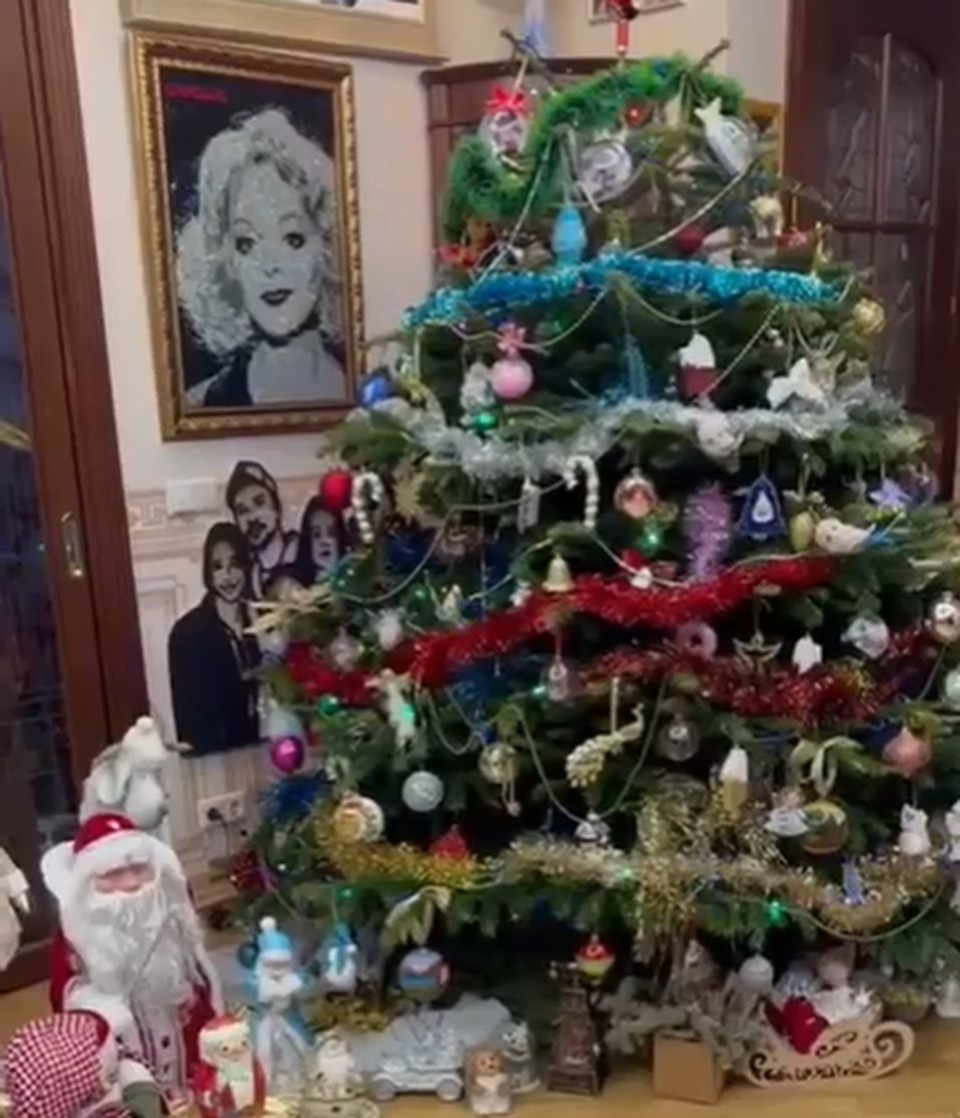    Лариса Долина украсила елку в загородном доме Личная страница героя публикации в соцсети