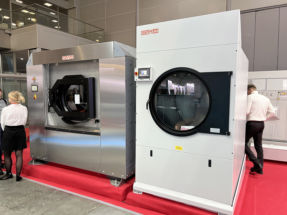 Стирально-отжимная машина ВО-100БН (слева) и 
сушильная машина ВС-100 (справа)
