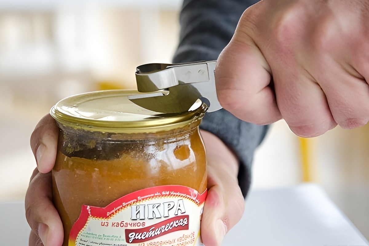 Самодельное приспособление для открытия закаток. Открывающаяся крышка консервной банки. Открывашка банок с закручивающейся крышкой. Как открыть закатанную крышку банки. Способы открытия банок с закручивающимися крышками.