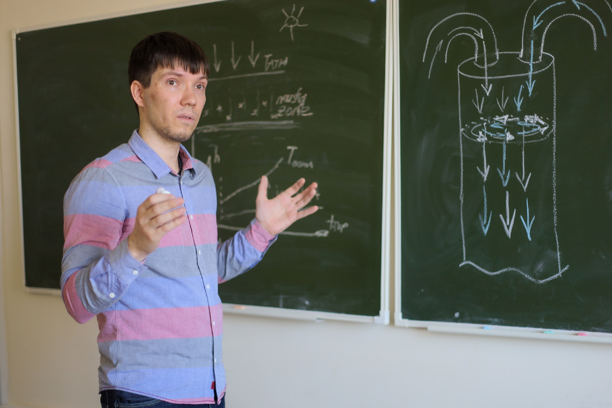 Исследователи под руководством Ильи Стародумова разработали бесконтактную систему компьютерного зрения. Фото: пресс-слуэба УрФУ / Анастасия Фарафонтова. 