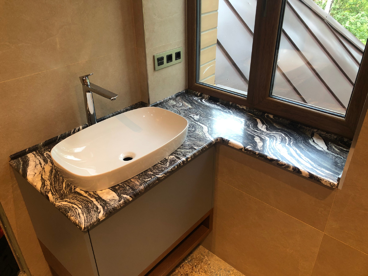 Столешница в ванную комнату из мрамора.