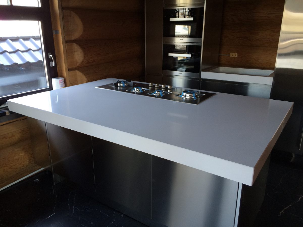 Столешница из кварцевого агломерата.