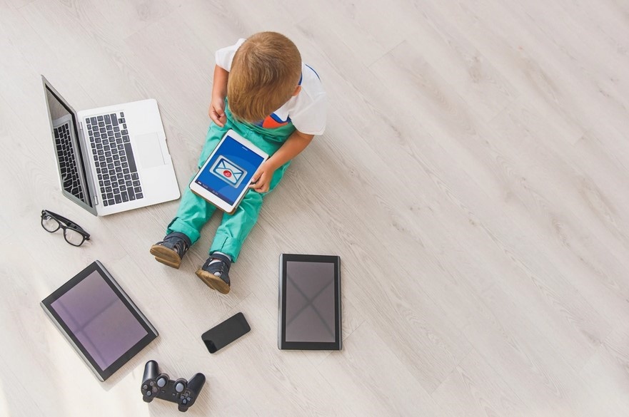 Яркие сменяющиеся картинки, новизна - и ребенок может часами заниматься с гаджетами