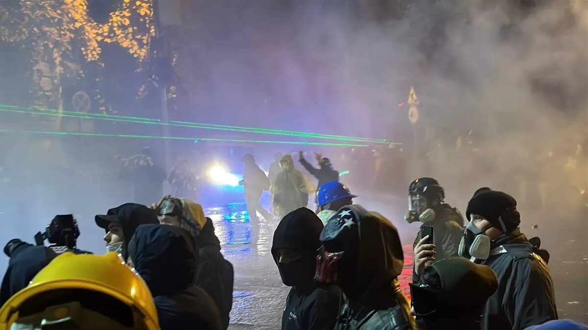 Третий день массовых протестов объединённой оппозиции в столице Грузии в ночь на 1 декабря 2024 года © photo: Sputnik