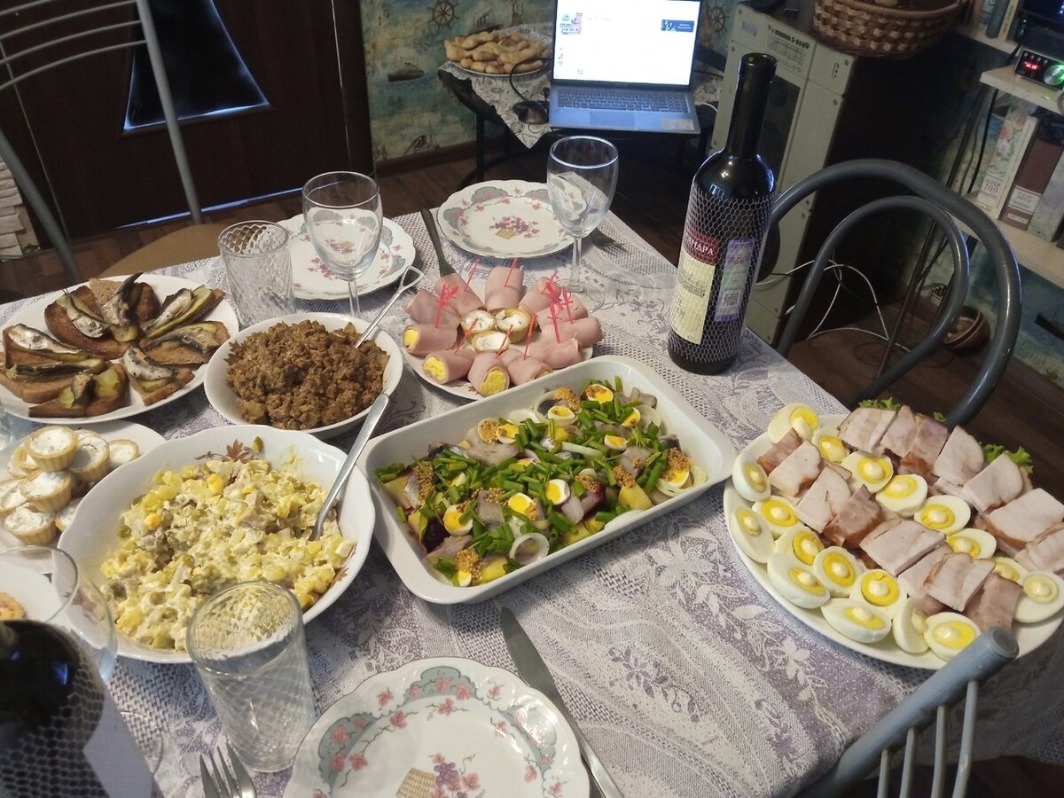 Одно из предыдущих застолий. В этом году такого не будет. :)