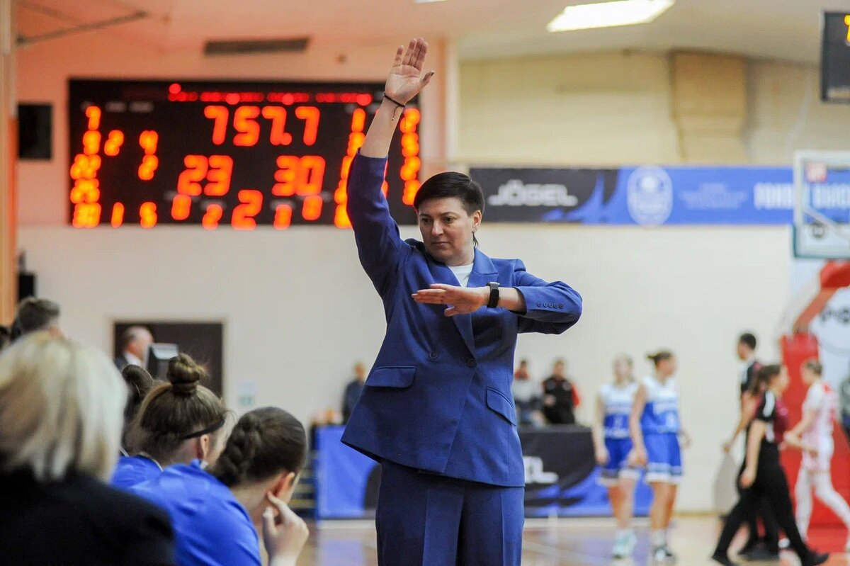 Героиней матча и своебразной его регулировщицей можно назвать тренера сибирской команды Екатерину Ермакову, которая выступала в составе пензенской команды в сезонах с 2002 по 2006 годы, а в мае этого года встала у руля «Динамо-2» (Новосибирск)  