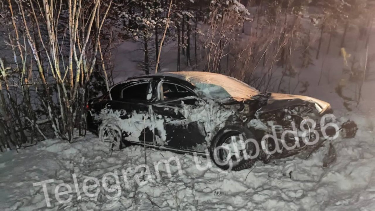    На трассе в Сургутском районе легковушка столкнулась со снегоуборочной техникой