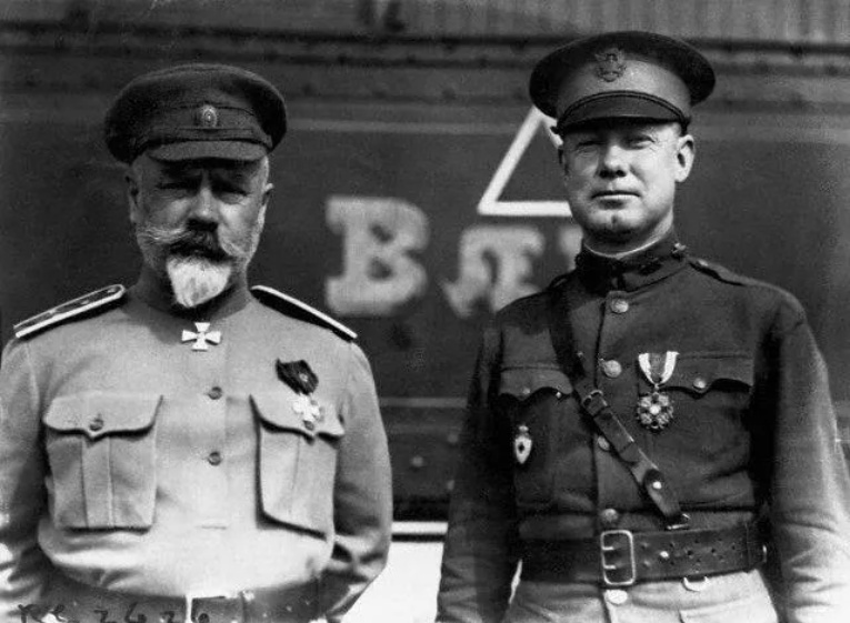 Генерал Антон Деникин слева. фото: vk.com