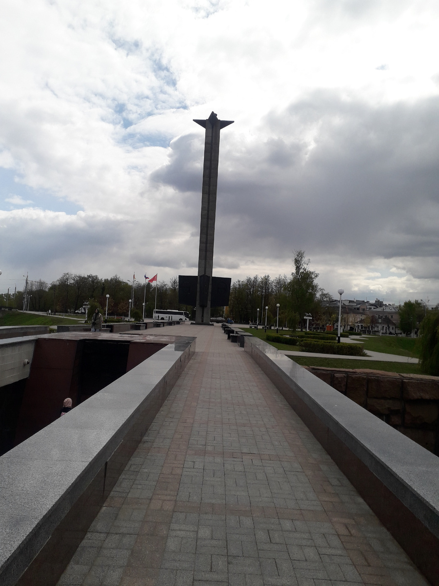 Установлен Обелиск 16 декабря 1970 года в честь 28-ой годовщины освобождения города от немецко-фашистских захватчиков; листайте по стрелке – всего 2 фотографии)